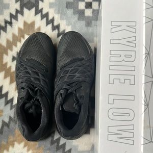 Nike KYRIE low 8W BLACK
